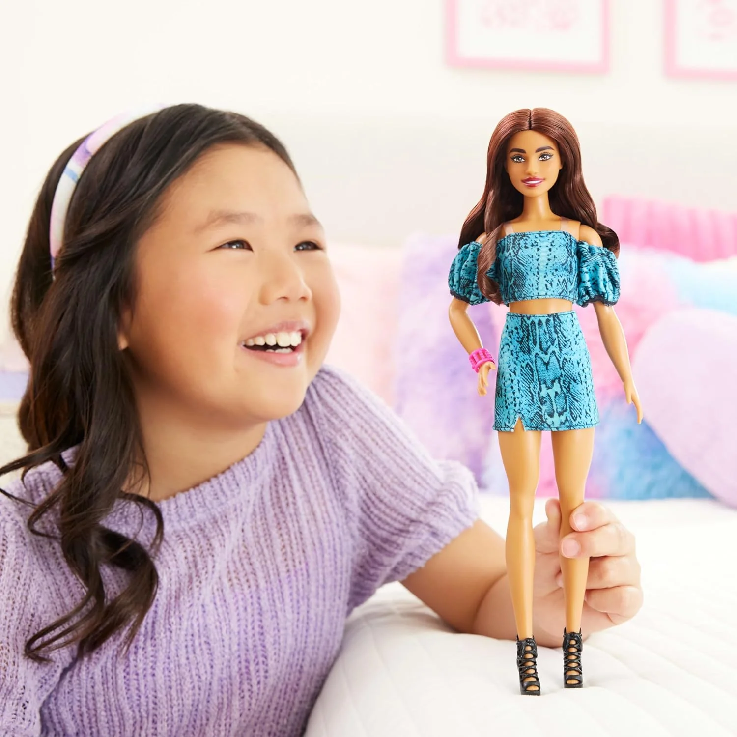 Barbie Fashionistas Style Doll #250 with Brown Hair, Wearing Turquoise Snake Print Skirt, Turquoise Snake Print Top, Black Strappy Heels - Image 4