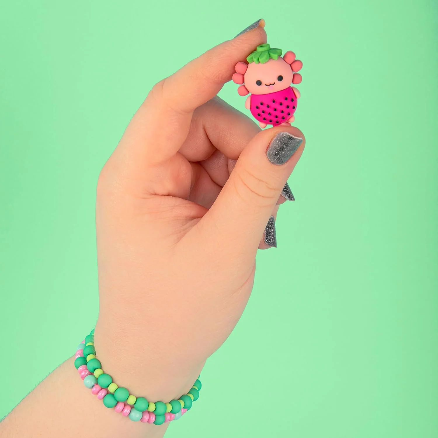 Fashion Angels Kit gioielli Basic Fun Charm Changers Axolotl League per bambine 6+ – Set fai da te con collane, bracciali, charm axolotl e perline colorate - Image 2