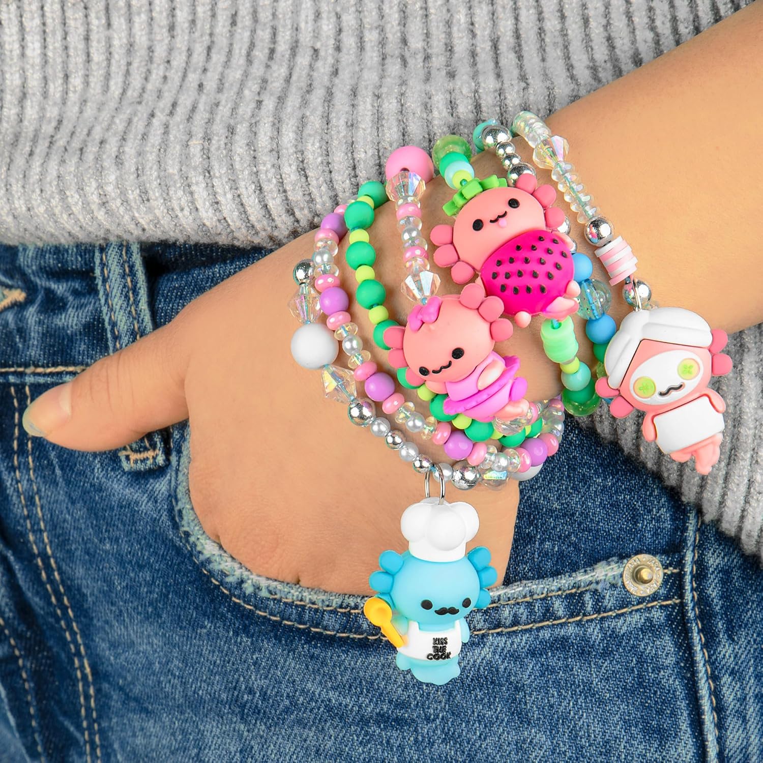 Fashion Angels Kit gioielli Basic Fun Charm Changers Axolotl League per bambine 6+ – Set fai da te con collane, bracciali, charm axolotl e perline colorate - Image 3
