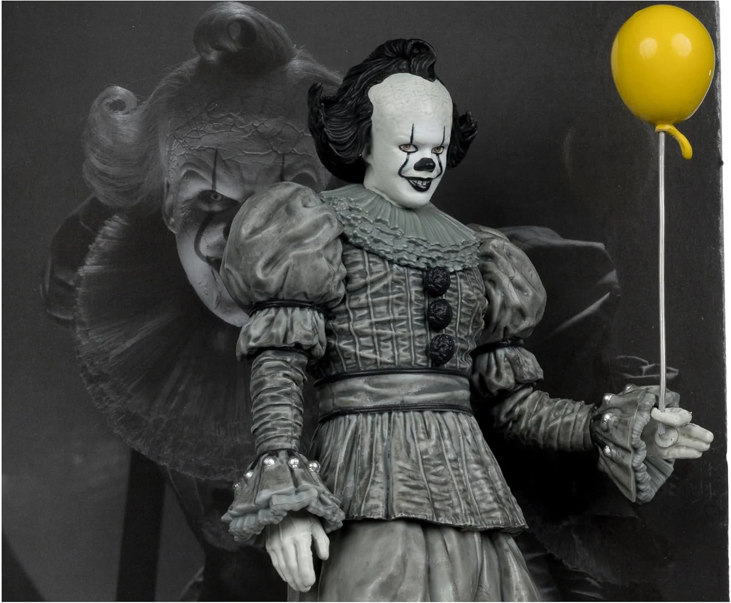 It Welcome To Derry Movie Maniacs Figure Pennywise (Black &Amp; White) 16 Cm - Image 8
