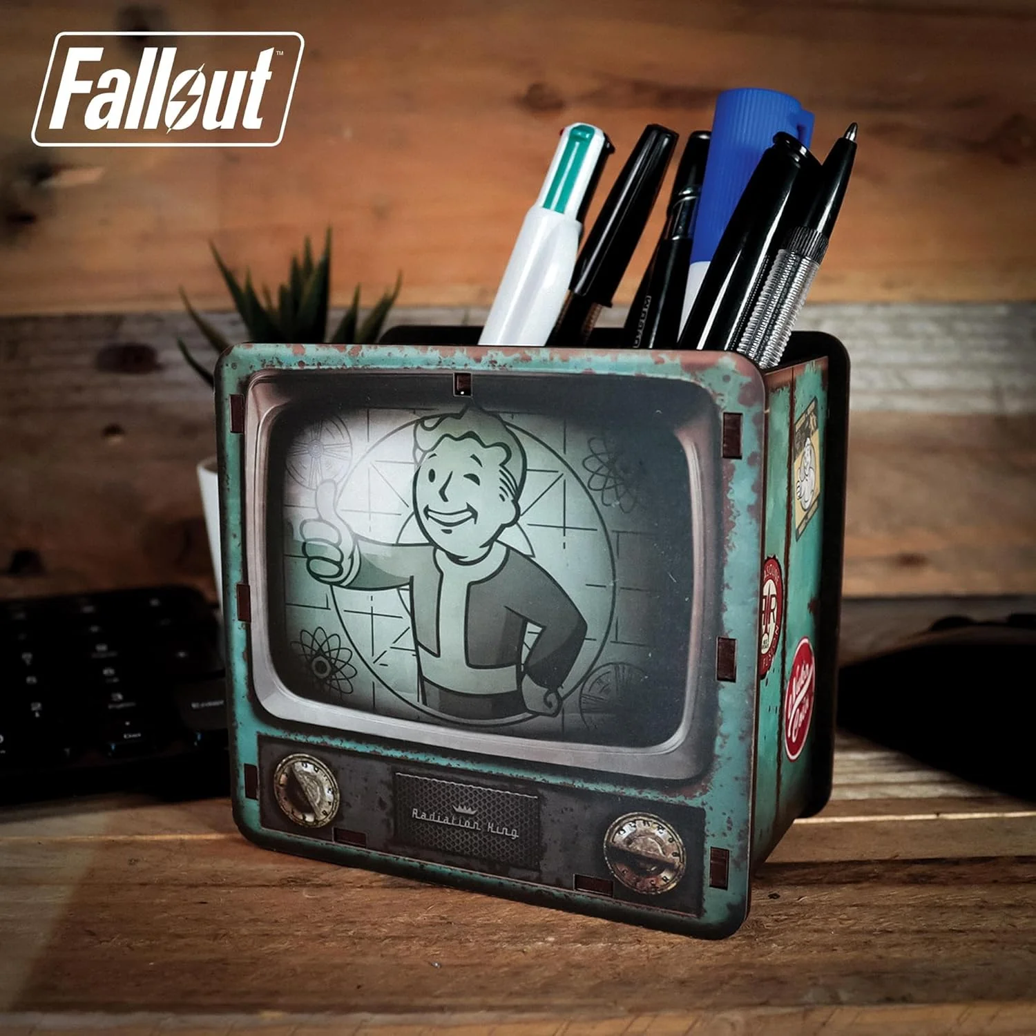 FaNaTtik Fallout Desk Tidy - Organizer da scrivania per TV con licenza ufficiale Vault‑Tec Retro con Vault Boy, portapenne e portapenne in MDF per giochi o ufficio - Image 2