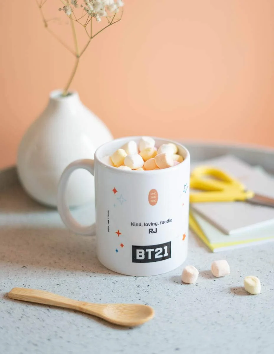 Erik Tasse BT21 RJ - Kaffeebecher Tasse Kaffee und Tee Offizielles BT21 Merchandising - Größe : 9,5 cm x 8 cm - Fassungsvermögen : 350 ml - Offizielle Lizenz - BT21 Fanartikel - Image 3