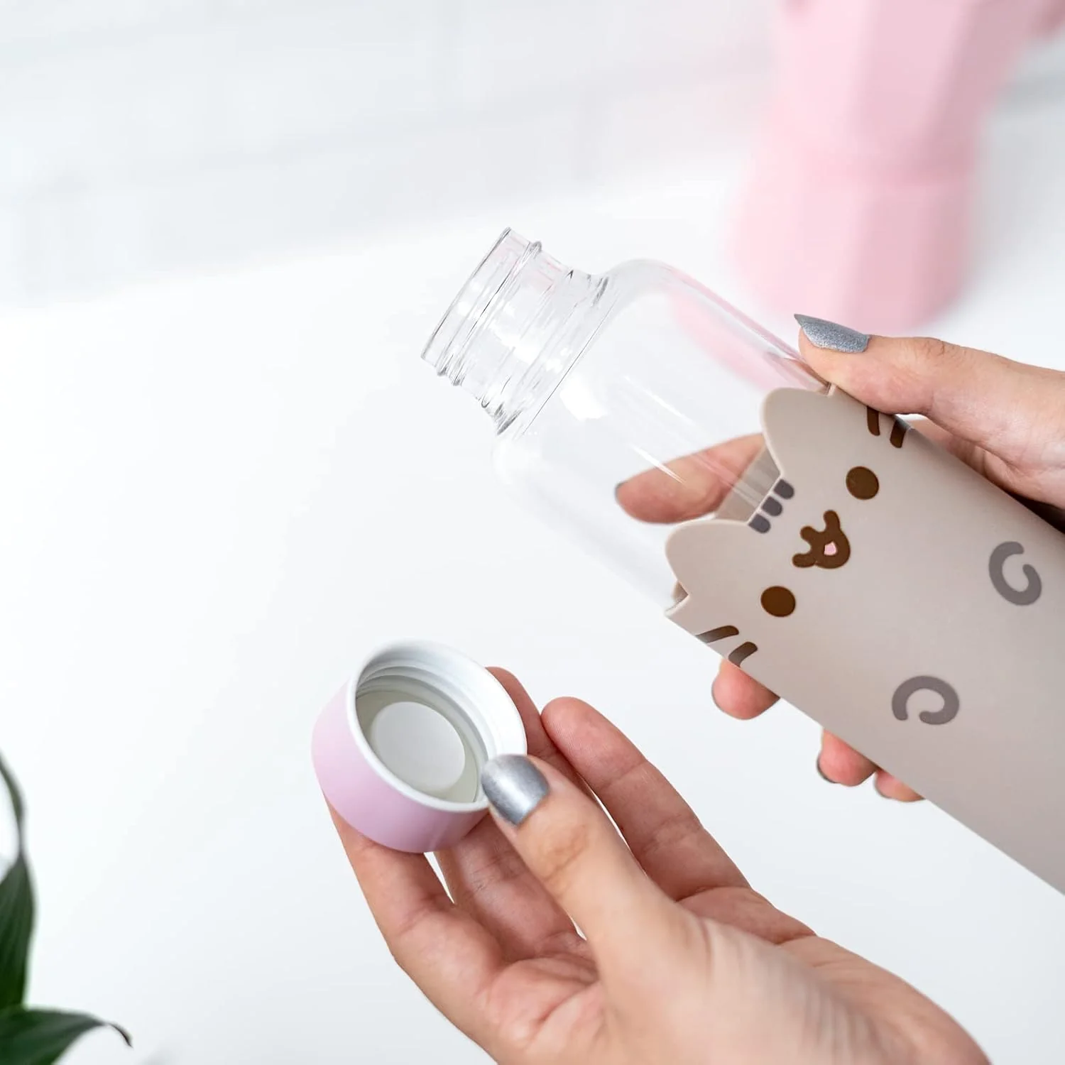 Grupo Erik BDC009 Glazen Waterfles Pusheen - 500 ml Herbruikbare Fles - Glazen Drinkfles met siliconen hoes - Image 4