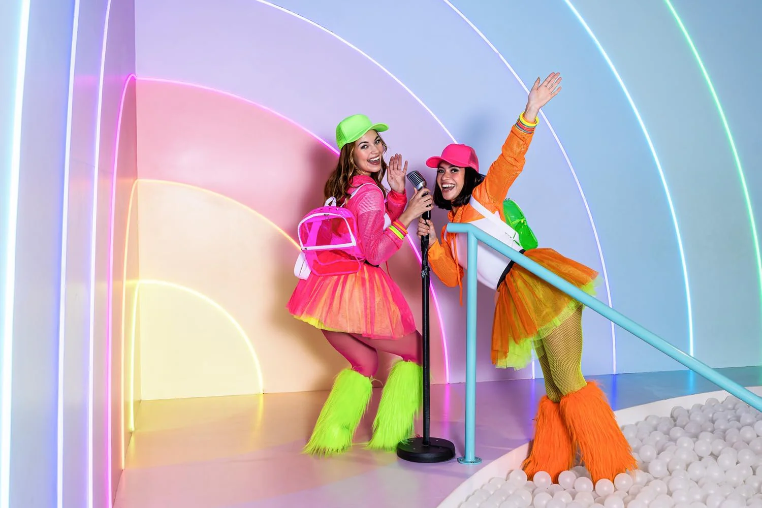 Boland - UV Neon Beinstulpen für Kostüme, 1 Paar, leuchten im Schwarzlicht, Beinwärmer aus Kunstfell, Kostüm-Accessoires für Festival, Karneval und Mottoparty - Image 5